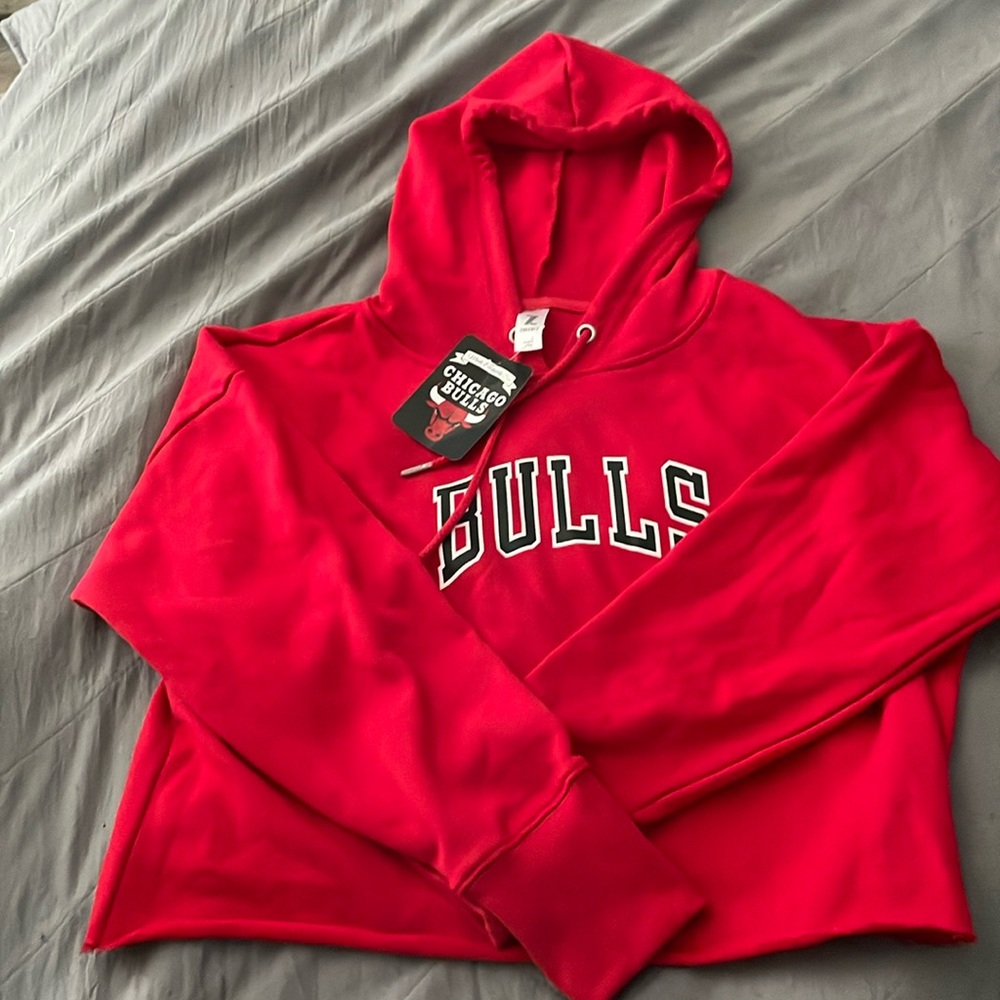 Brand new Chicago bulls cropped hoodie in size Medium, Brand Zoozatz, Color Red